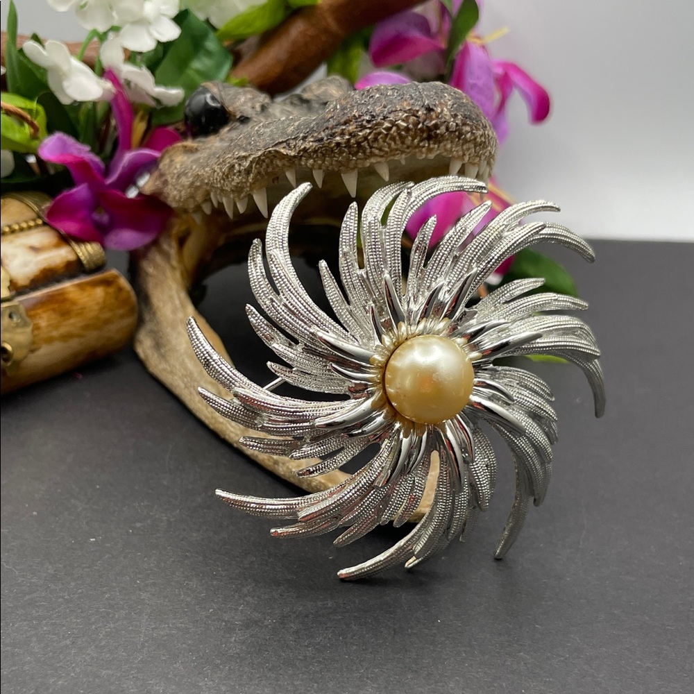 Sarah Coventry starburst brooch vintage